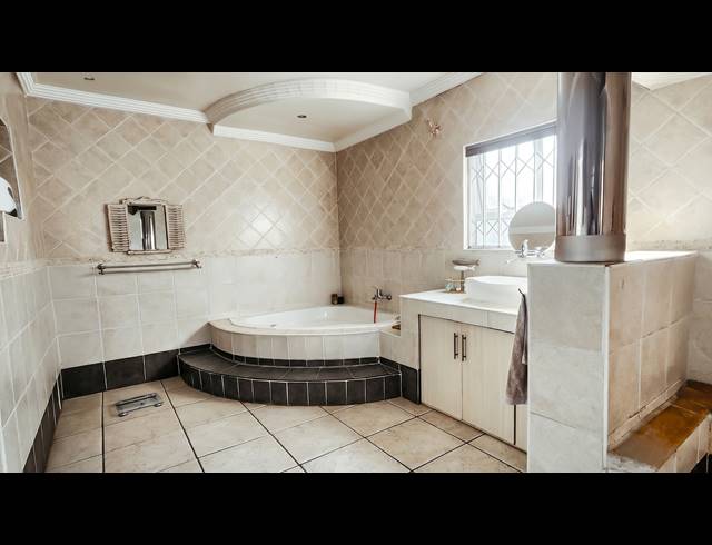 4 BEDROOM HOUSE FOR SALE IN VANDERBIJLPARK SW 1